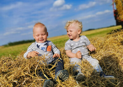 Kinder im Stroh